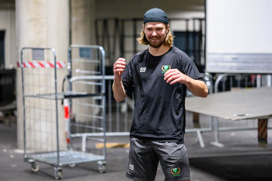 Färjestads Linus Johansson värmer upp