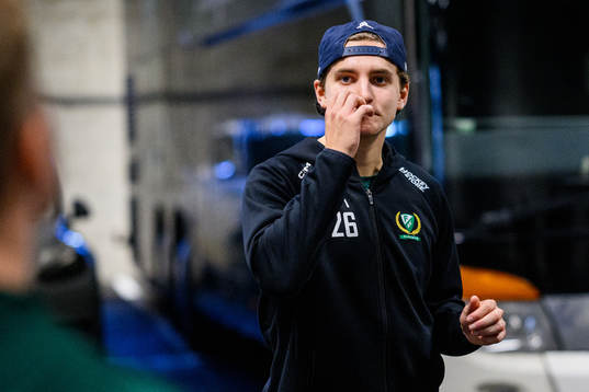 Färjestads Joel Nyström värmer upp
