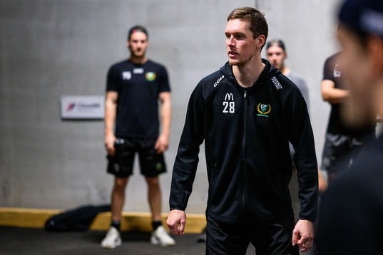 Färjestads Mattias Göransson värmer upp