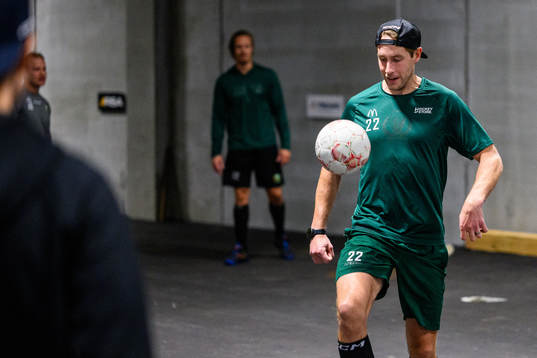 Färjestads Per Åslund värmer upp