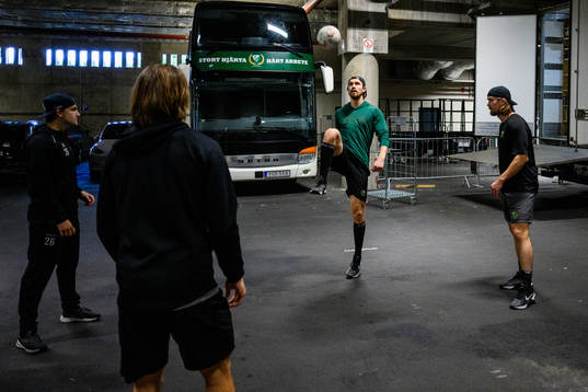Färjestads August Tornberg värmer upp
