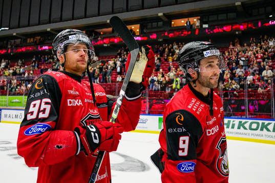 Malmö Redhawks Carl Persson och Alan Quine  tackar publiken