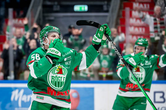 Rögles Adam Engström jublar