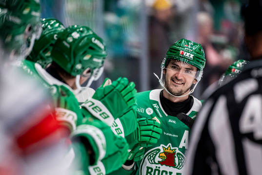 Rögles Brady Ferguson jublar med lagkamrater