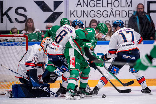 Växjös målvakt Emil Larmi mot Rögles Albin Sundsvik