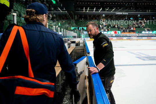 Växjös Materialförvaltare Martin Berg i samtal med