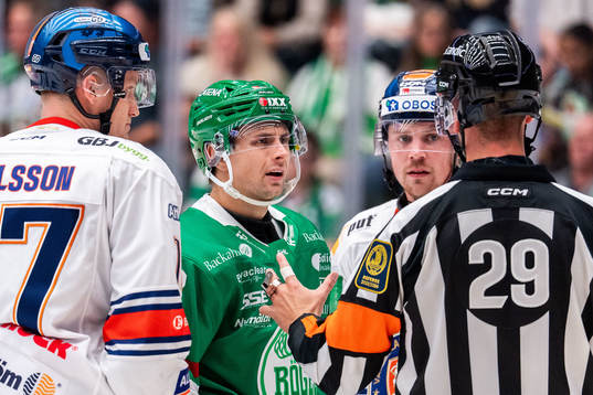 Rögles Daniel Zaar i samtal med domare Richard Magnusson