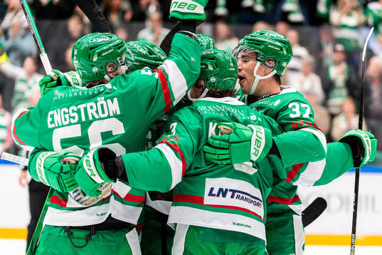 Rögles Adam Engström jublar