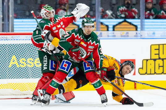 Frölundas målvakt Lars Johansson och Nicklas Lasu mot