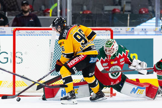 Luleås Pontus Andreasson med en chans mot Frölundas