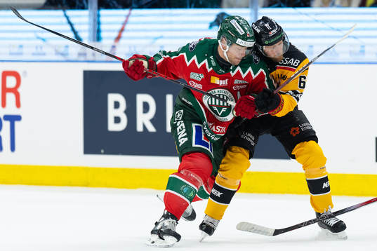 Frölundas Christian Folin tacklar Luleås Linus Omark