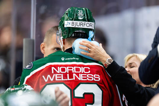 Frölundas Linus Högberg får sin nacke kyld