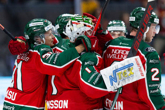 Frölundas målvakt Lars Johansson jublar med lagkamrater