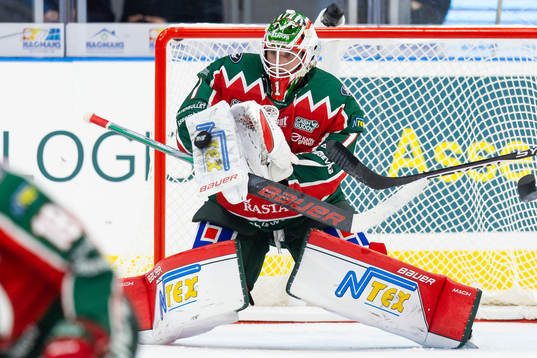 Frölundas målvakt Lars Johansson med en räddning