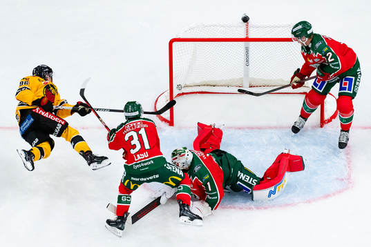 Luleås Pontus Andreasson med en målchans mot Frölundas