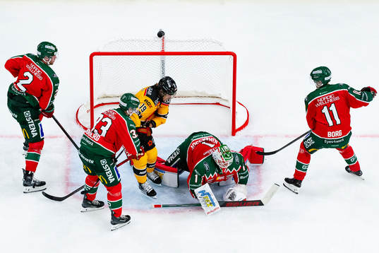 Frölundas målvakt Lars Johansson blockerar pucken för