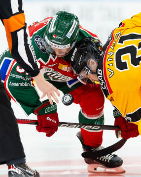 Frölundas Nicklas Lasu tekar mot Luleås Juhani Tyrväinen