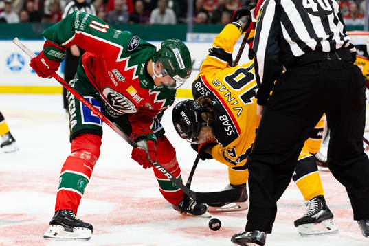 Frölundas Erik Borg tekar mot Luleås Mario Kempe