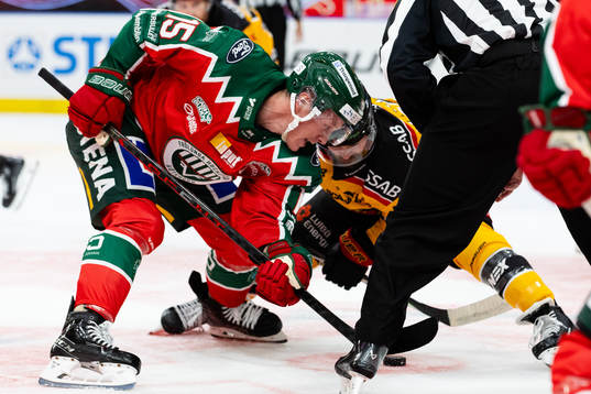 Frölundas Gustav Rydahl tekar mot Luleås Jack Connolly