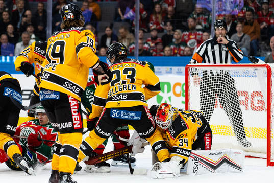 Luleås målvakt Joel Lassinantti blockerar pucken