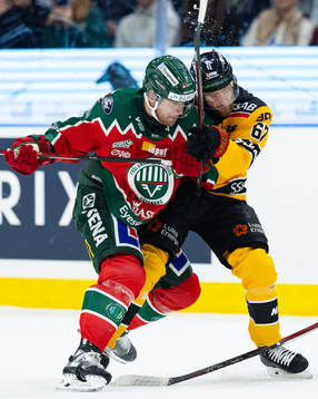Frölundas Christian Folin tacklar Luleås Linus Omark