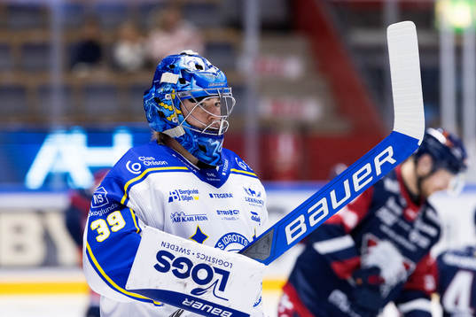 Leksands målvakt Filip Larsson på uppvärmningen