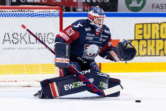 Linköpings målvakt Marcus Högberg på uppvärmningen