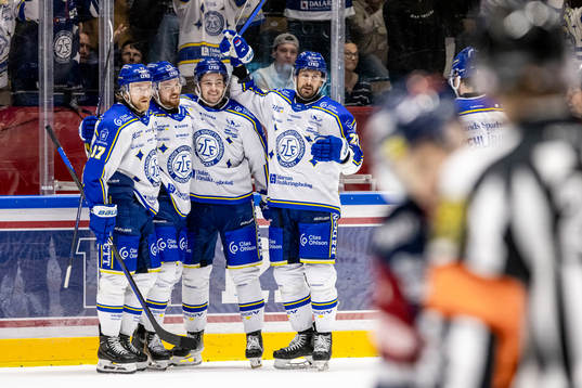 Leksands Lucas Elvenes jublar med lagkamrater