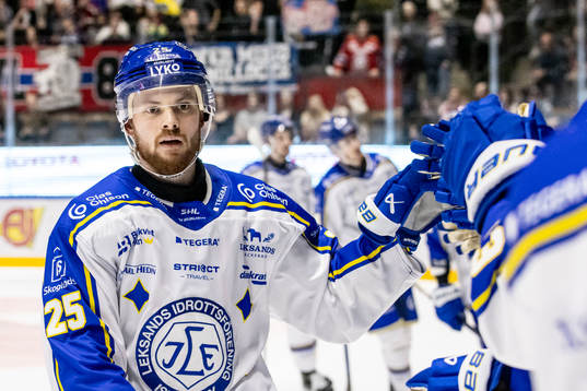 Leksands Lucas Elvenes jublar med lagkamrater