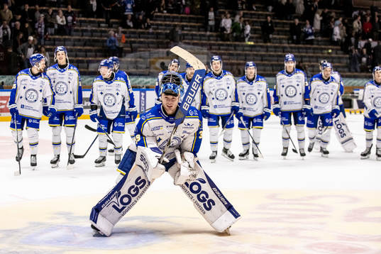 Leksands målvakt Filip Larsson jublar