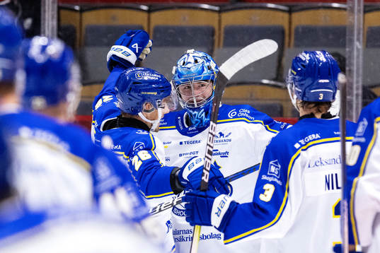 Leksands målvakt Filip Larsson jublar med lagkamrater