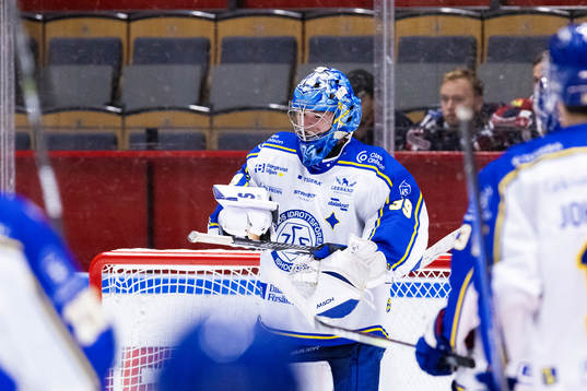 Leksands målvakt Filip Larsson jublar