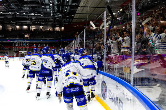 Leksands spelare jublar med publiken