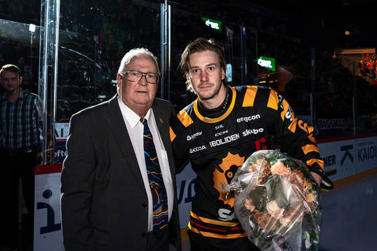Jonathan Pudas tar emot Salming Trophy av Hasse Andersson