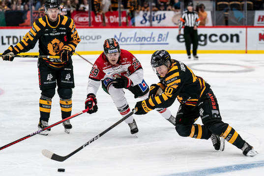 Örebros Milton Oscarson och Skövde AIKs Jonathan Pudas