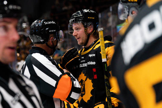 Domare Linus Öhlund och Skellefteås Jonathan Pudas