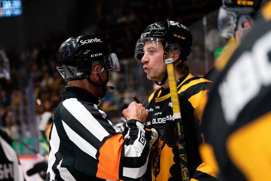 Domare Linus Öhlund och Skellefteås Jonathan Pudas
