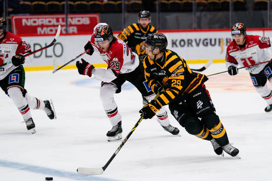 Skellefteås Dylan Sikura och Örebros Milton Oscarson