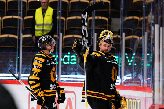Skellefteås Pär Lindholm och målvakt Gustaf Lindvall