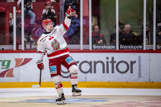 MoDos Mikkel Aagaard jublar
