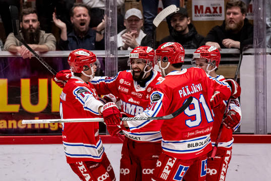 Timrås Robin Hanzl jublar med lagkamrater