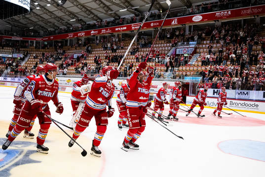 Timråspelarna jublar mot publiken