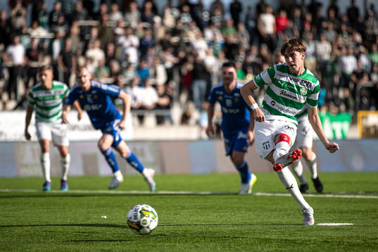 Västerås SKs Max Larsson gör 1-0 på straff