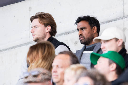 Västerås SKs tränare Kalle Karlsson på läktaren