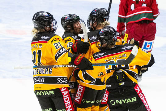 Luleås Ronja Savolainen jublar med lagkamrater