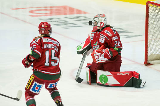 Modos målvakt Andrea Brändli och Linnea Andersson