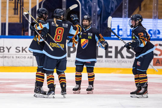 Djurgårdens Wilma Wäng-Germundsson jublar med lagkamrater
