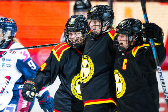 Brynäs Anna Meixner jublar med lagkamrater