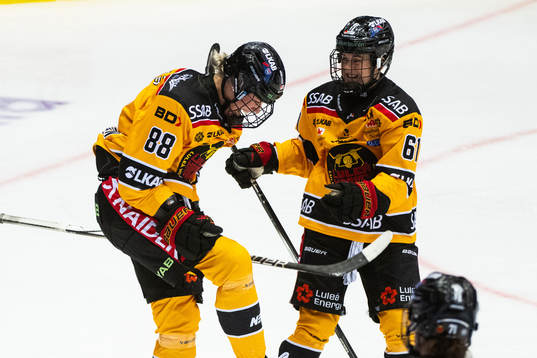 Luleås Ronja Savolainen jublar