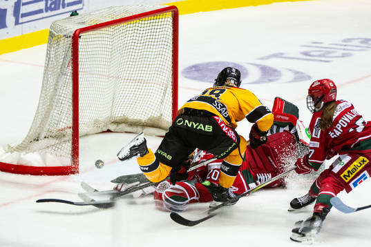Luleås Ronja Savolainen gör 1-3
